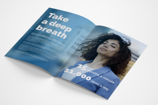 En brochure åbnet på midten