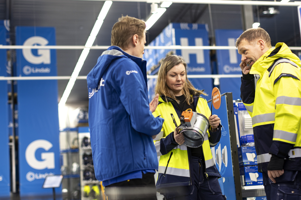 Pro shop Gothenburg Employee saleman male female and male customers reflective jackets fire damper