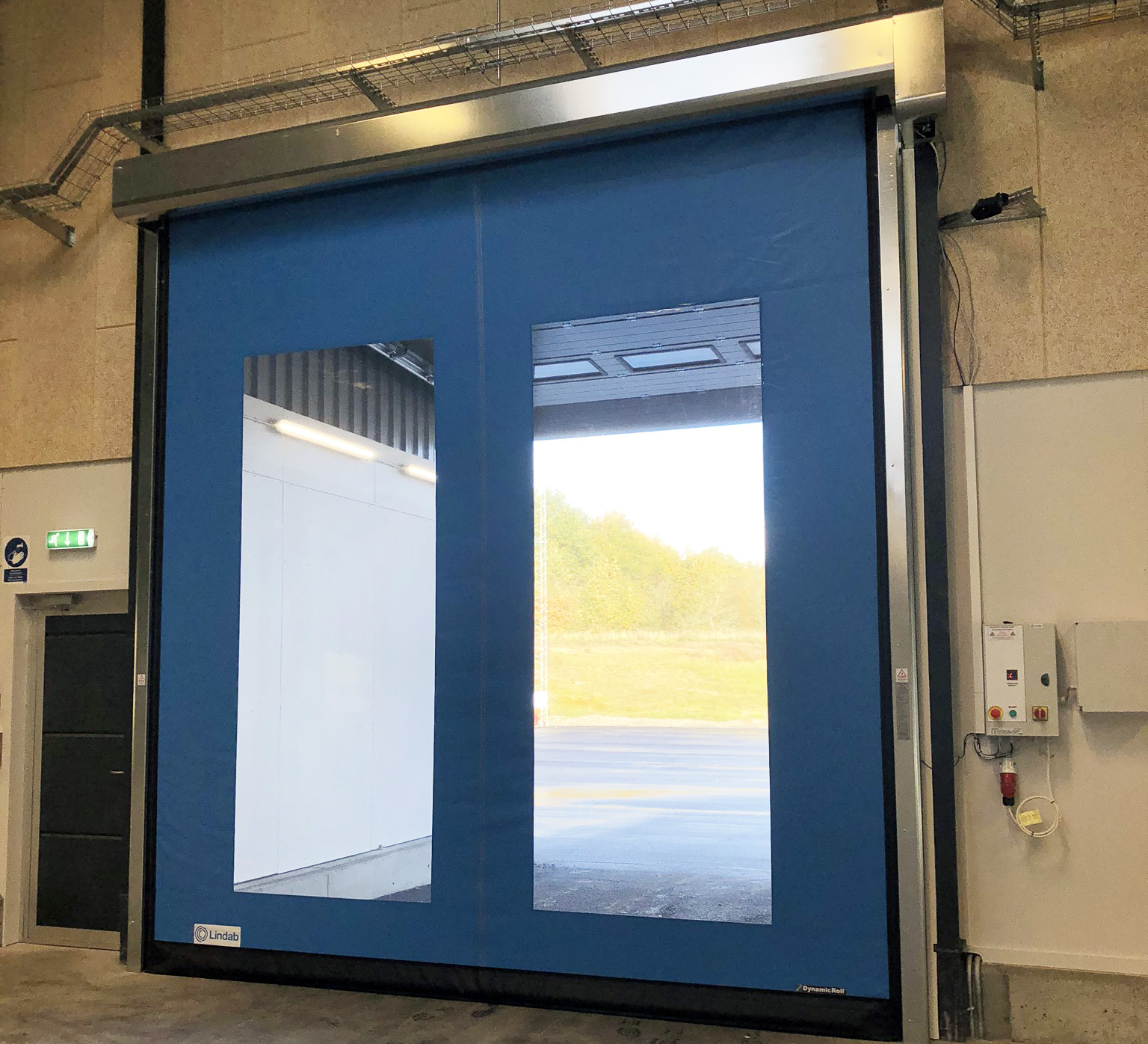Foto af blå Lindab hurtigport med ruder